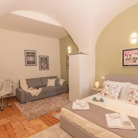 Millennial Walls Elegant Relax In Center דירה *